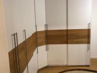 großer-eckschrank-mit-schiebetueren 