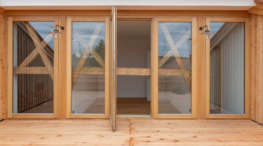 Bodentiefe Holz-Fenster auf Terrasse