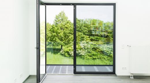 Balkontür aus Kunststoff mit Festverglasung