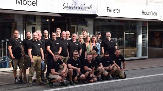 Das Team der Schrienerei Preuss vor der Ausstellung in Kelkheim