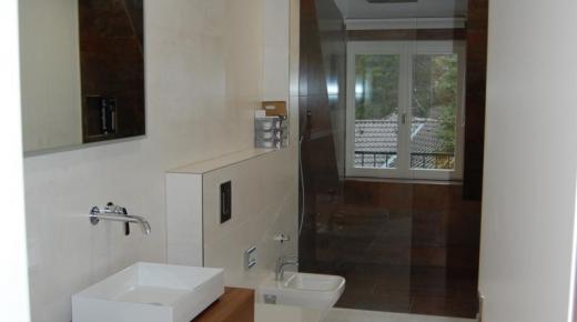 schmales-badezimmer-mit-holz-waschtisch
