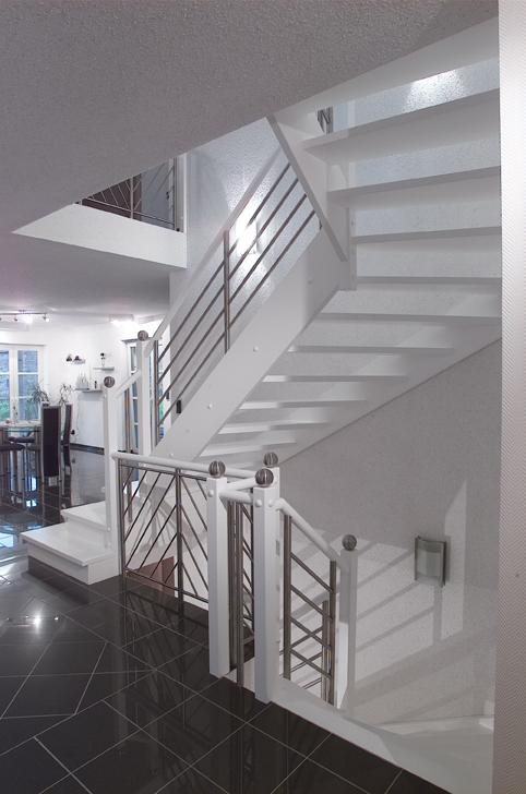 treppenaufgang-einfamilienhaus-als-schwarz/weiß-bild