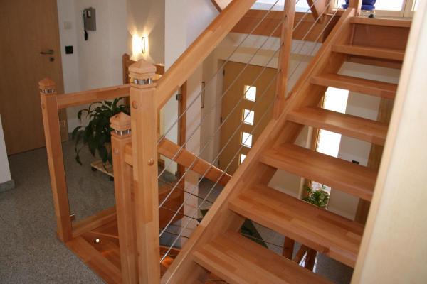 treppenaufgang-ueber-mehrere-stockwerke-eines-einfamilienhauses