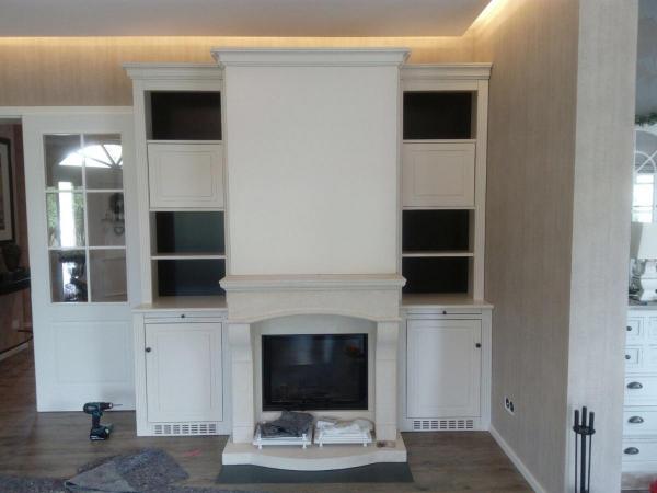 wandschrank-weiß-mit-faechern-rechts-und-links-und-kamin-in-der-mitte