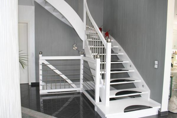 treppe-weiß-mit-schwarzer-rutschmatte