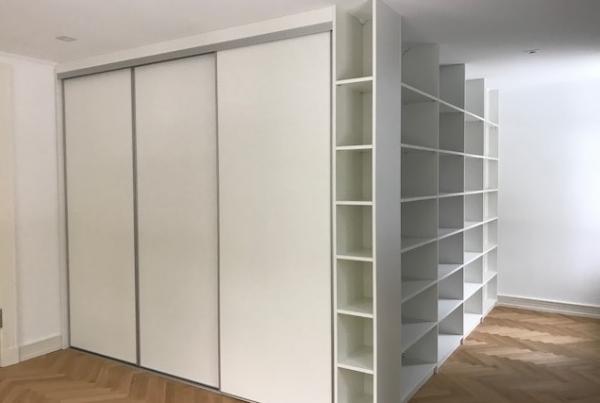 großer-eckschrank-in-weiß