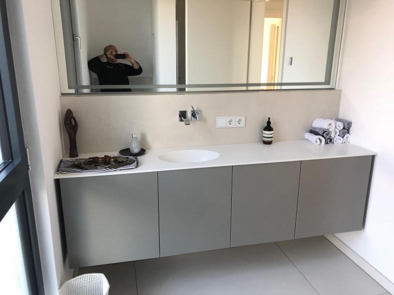 Badezimmer Unterbauschrank und Spiegelschrank