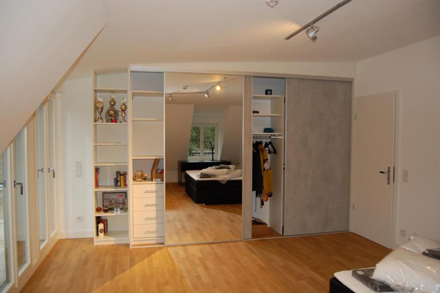 dreiteiliger-kleiderschrank-in-grau-mit-einer-spiegel-schiebetueren