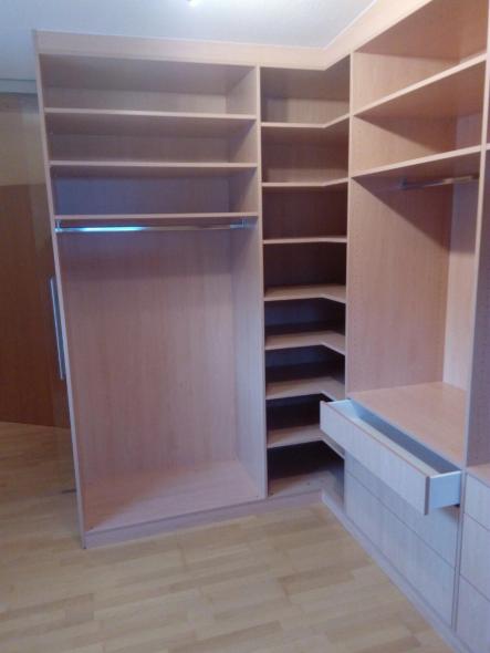 eckschrank-in-hellem-braun-ohne-tueren-mit-schubladen