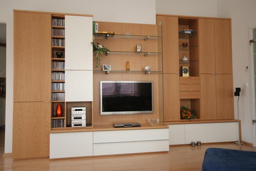 fernsehregal-aus-holz-mit-weißen-elementen